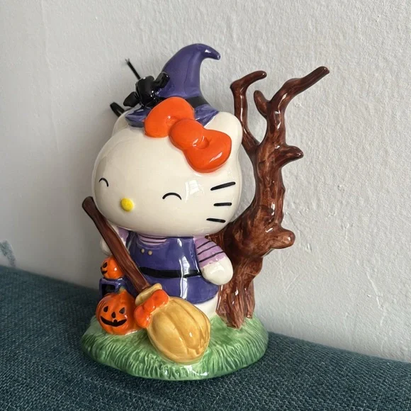 Hello Kitty Halloween Witch Decor - Picture 3 of 4